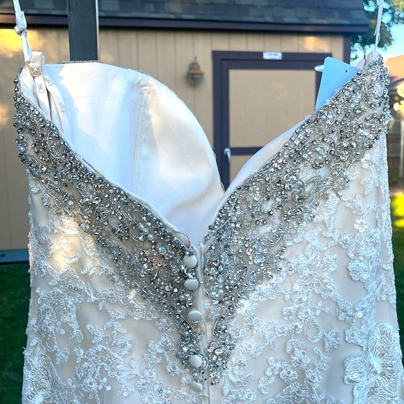 NWOT Allure Bridal Gown-fitted top Swarovski crystals/ lace / beads Sz 12 - Picture 7 of 10